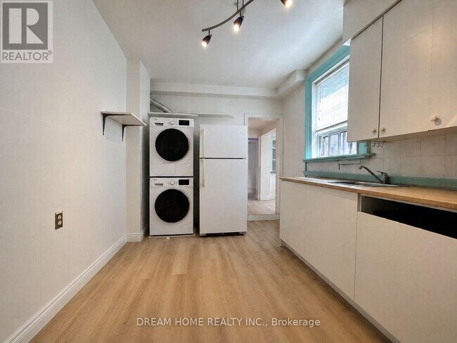 Photo - 107 Huron St