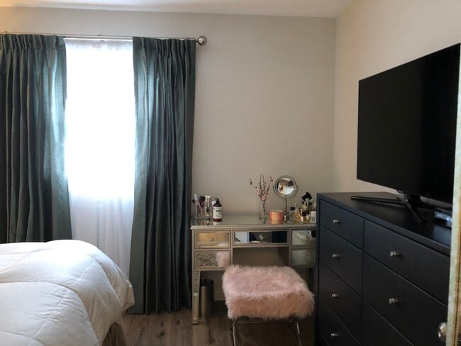 Foto n.° 2 del primer dormitorio - 733 N Western Ave Unidad 3a