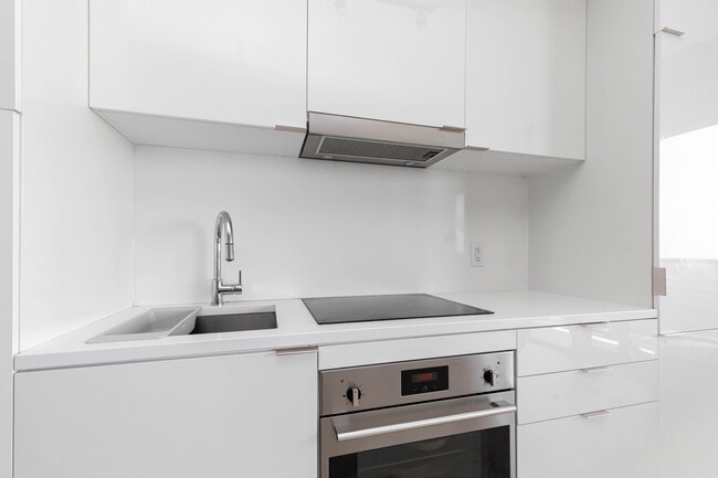 Photo - 170 Bayview Ave