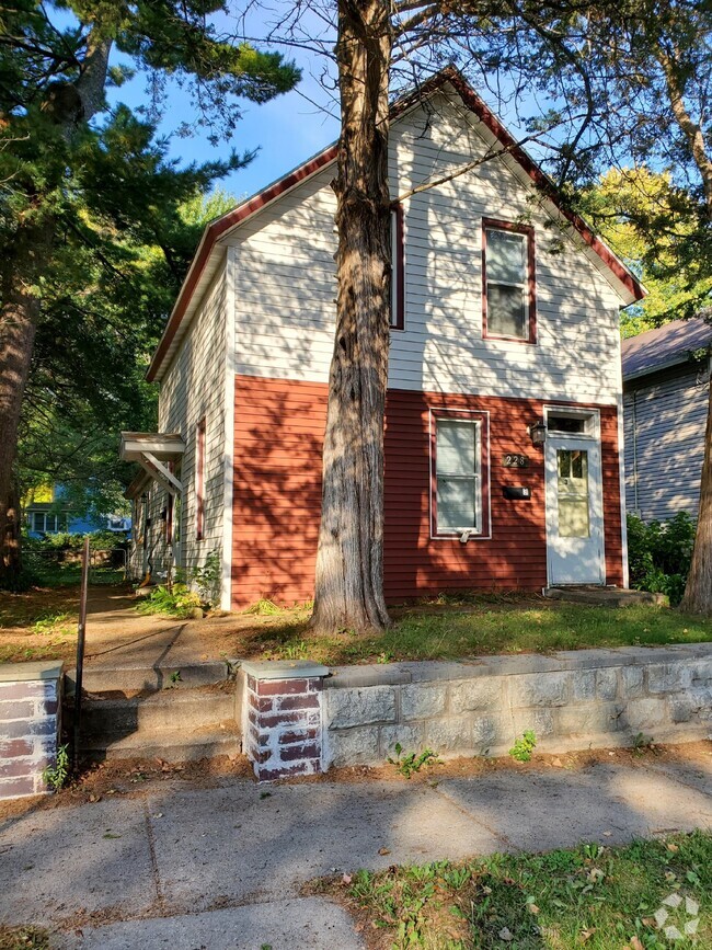 Building Photo - 1BR 1BA Upper Level Unit 2 Rental