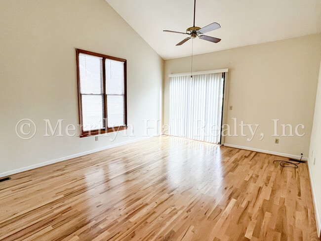 Charming Townhome with Garage! Close to the interstate and shopping!