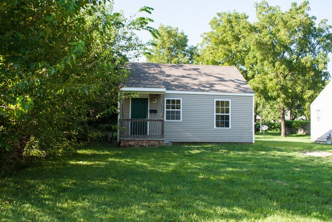Photo - Available Now 2 Bedroom 1 bath House!!