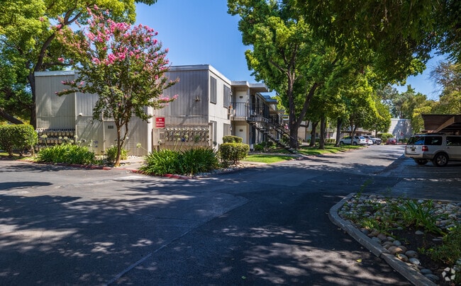 Building - Iron Horse Apartments