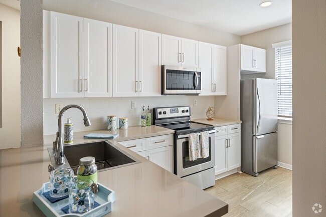 2BR, 2BA - 1,114SF - Kitchen