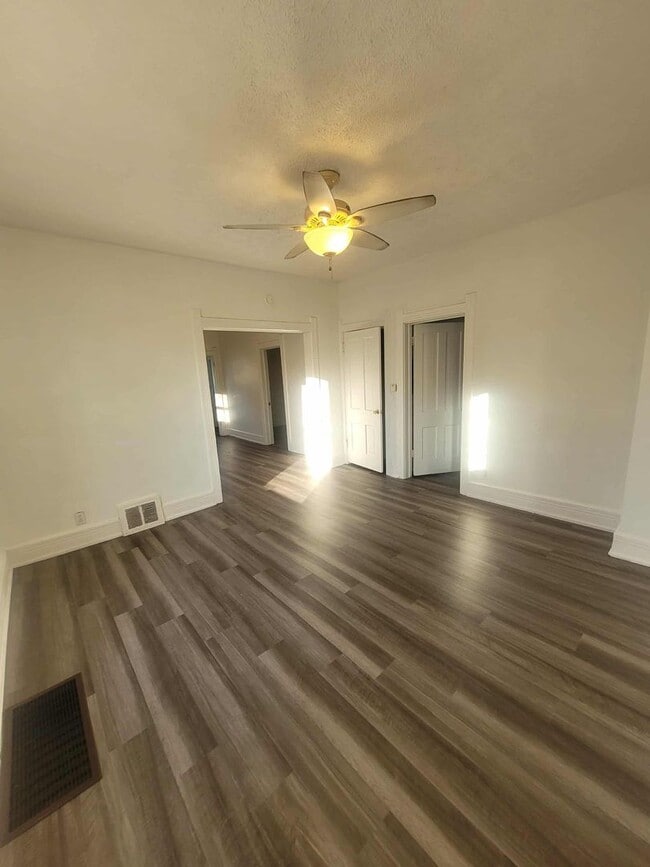 Building Photo - Lower 2 Bedroom Duplex in BG