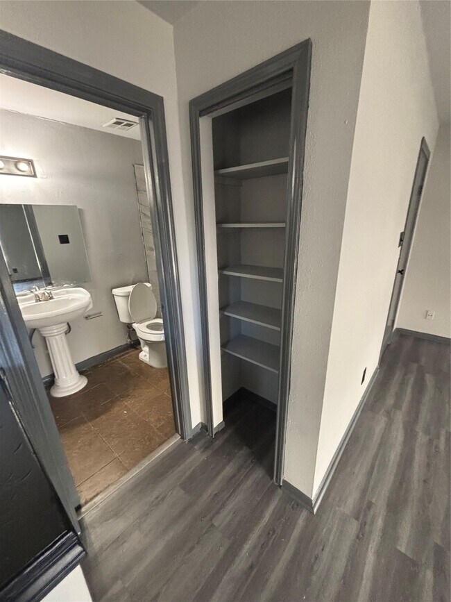 Photo - 8299 Cambridge St