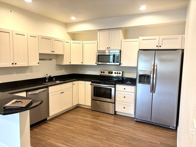 Building Photo - Updated end Unit 26