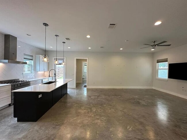 Photo - 610 W 33rd St
