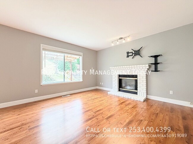 Photo - 4914 Norpoint Way NE