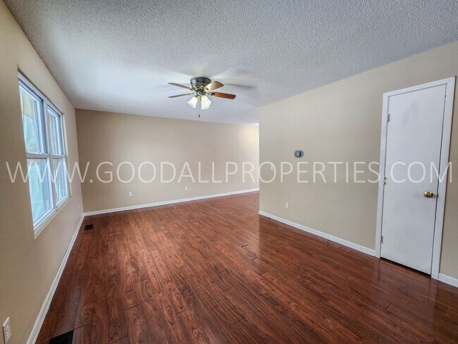 Photo - 3 Bedroom 1 Bath Home with Non-Conforming ...