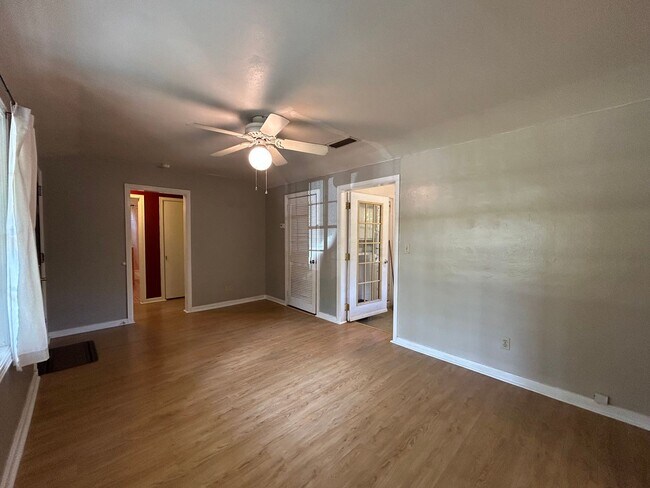 Photo - Adorable Oak Park 2/1 With Garden Oasis