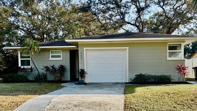 Photo - 423 Wildwood Way