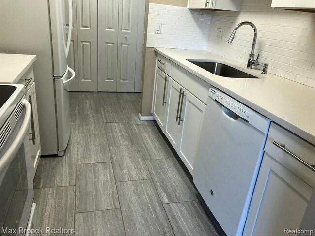 Photo - 29880 W 12 Mile Rd Unit 812
