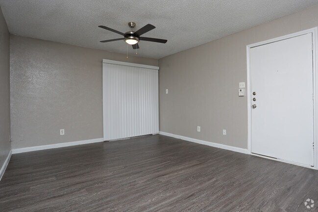 1HAB,1BA-646 ft²