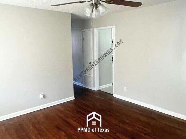 Photo - 4000 Emerson Dr