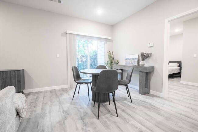 Photo - 2101 Reinke Rd Unidad 8311