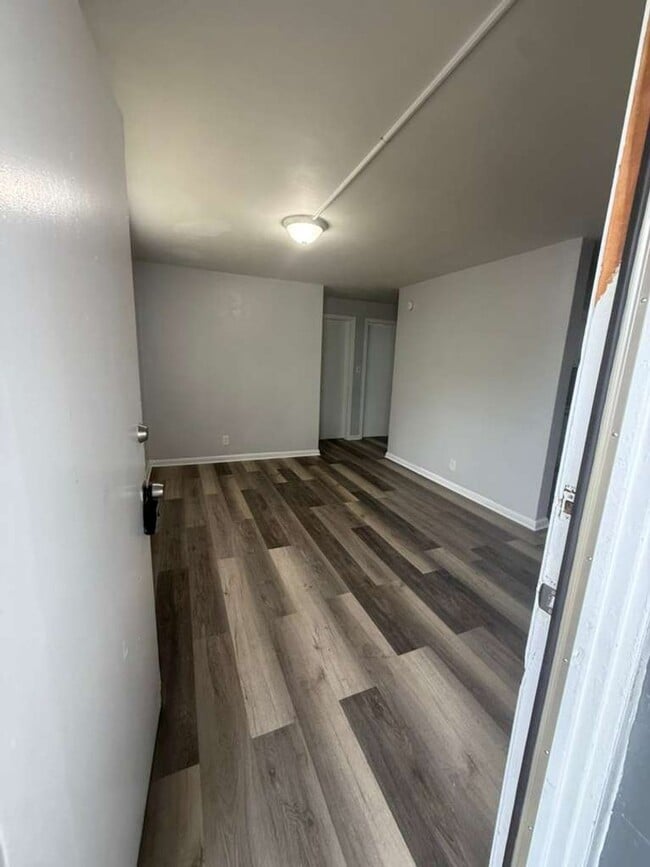 Building Photo - 1305 W 6th St Unit 2