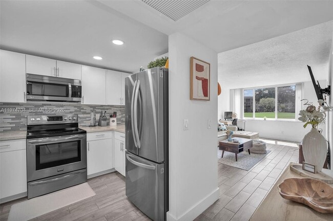 Building Photo - 9431 Live Oak Pl Unit 108