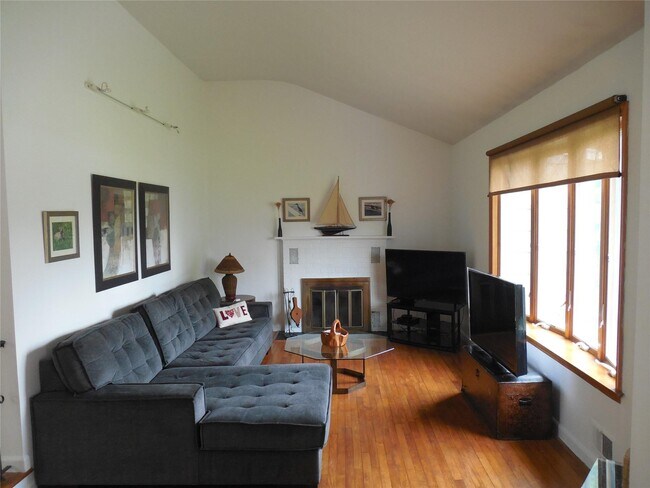 Photo - 24 E Point Ln House