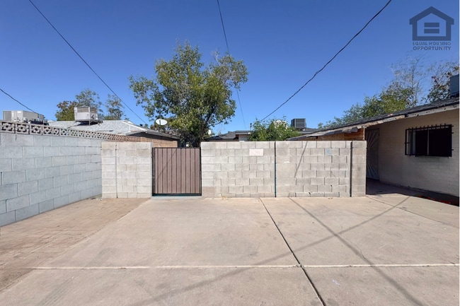 Photo - 2Bed/1Bath House at AZ-51/Thomas Rd! -- NO HOA! FENCED-IN YARD!
