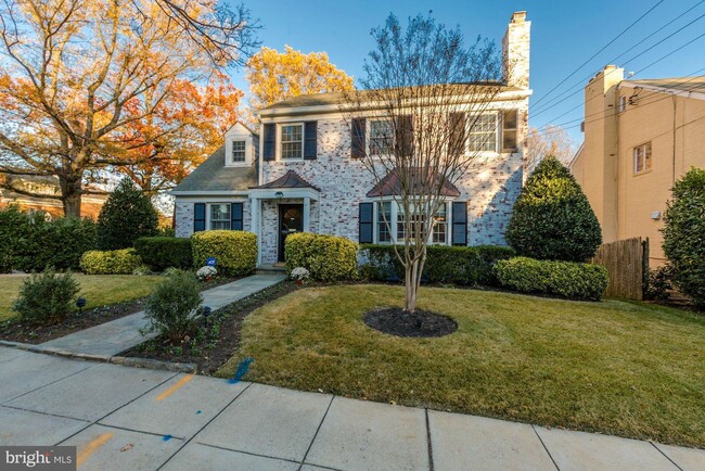 Picture-perfect 4BR "up" white-washed home - 3227 45th St NW House