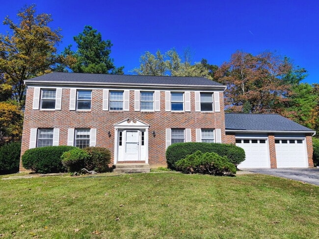 Building Photo - Inviting Townhome in Sterling with Spaciou...