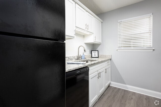 3BR, 1.5BA - 1040SF - Kitchen - Parkridge Apartments