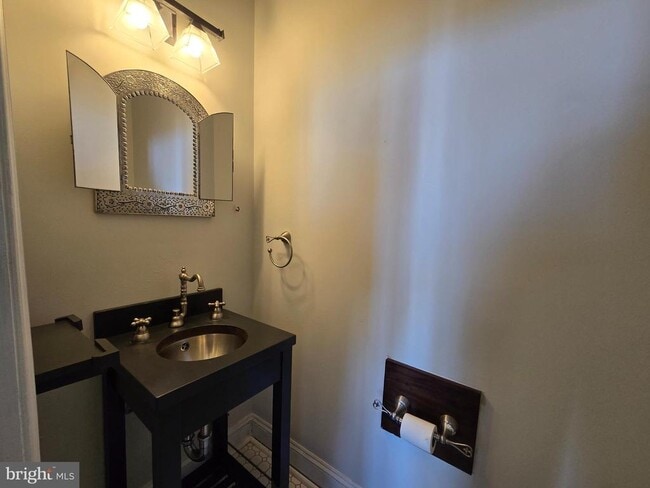 Building Photo - 3849 Terrace St Unit F