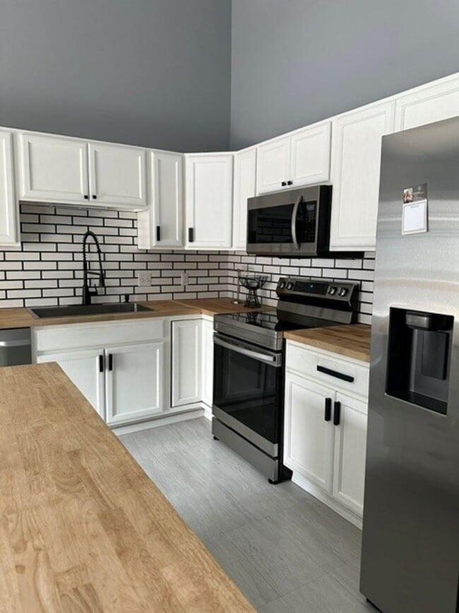 Building Photo - 3Bed, 2Bath Single Family Home in Beautiful Eagle River!!
