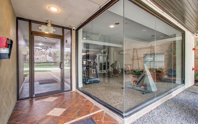 Building Photo - 510 Lovett Blvd Unit 308