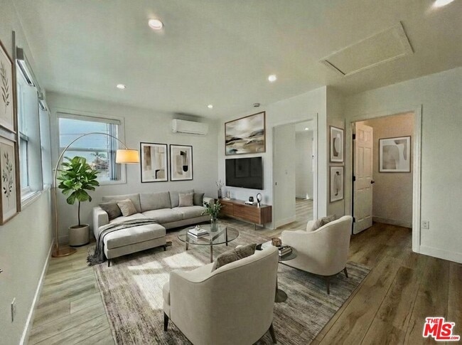 Building Photo - 1321 1/2 Normandie Ave