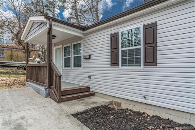 Building Photo - Two Bedroom Duplex Great Features and Comf... Rental