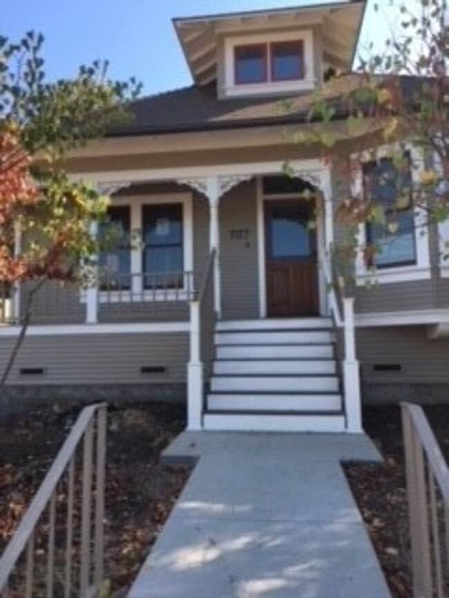 Building Photo - 1127 George St Unit Front House