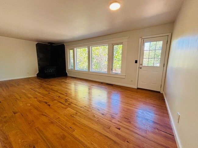 Photo - 700 E Edna St