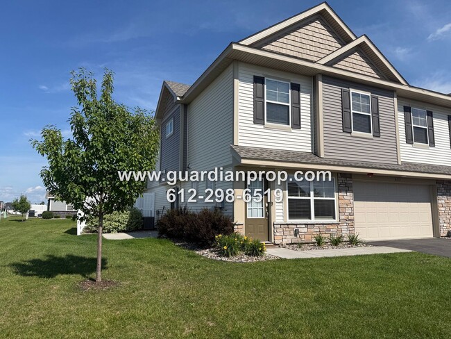 Building Photo - End Unit Townhouse Available Now, Open Floor Plan, Loft Area, Large Primary Suite, Side Patio, Pool