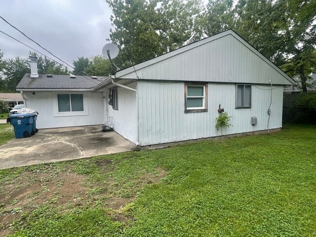 9407 Rochelle Dr
