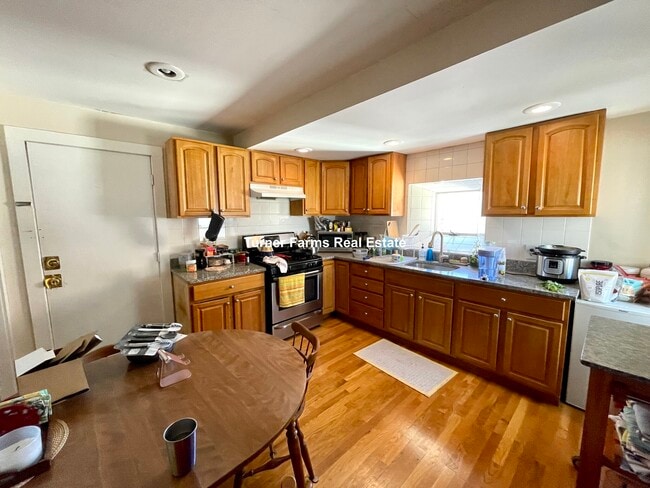 Building Photo - 42 Sewall St Unit 3