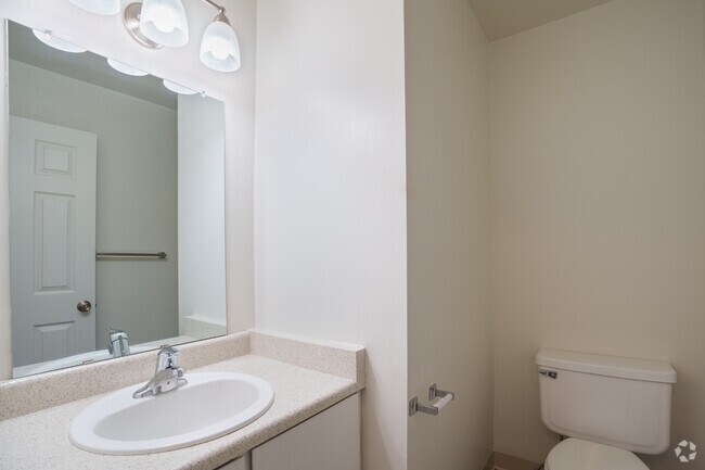 2BR, 1.5BA - 993SF - Bathroom