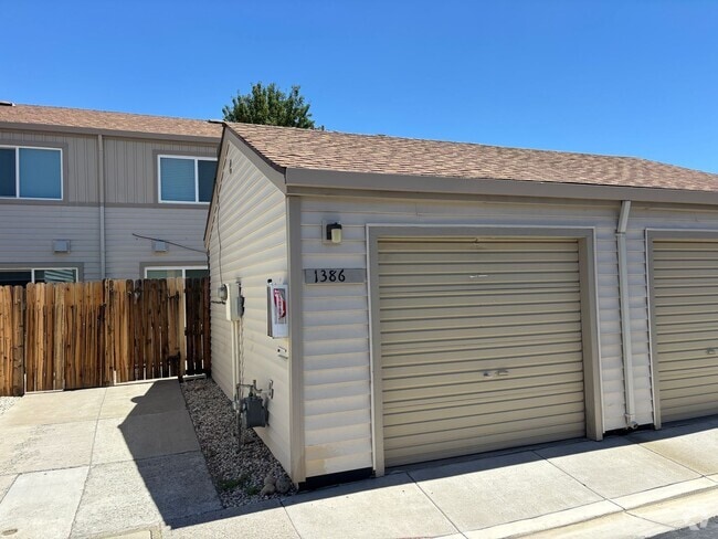 Building Photo - Charming Updated Condominium for Rent in S...