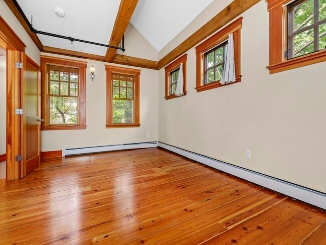 Photo - 253 River St