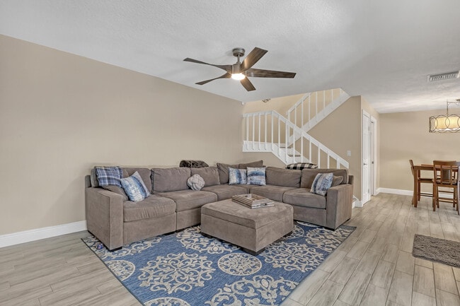 Photo - 923 Springdale Cir