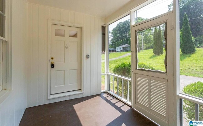 Photo - 921 5 Mile Rd