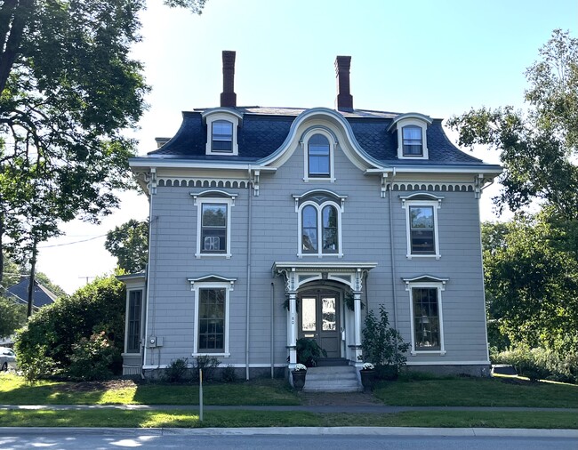 Historic Lancaster House - 180 Broadway Apartment Unit Gedney Suite
