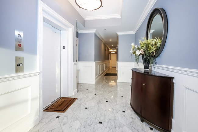 Common Hallway-2470535 (1) - 12-14 N Astor St Apartments