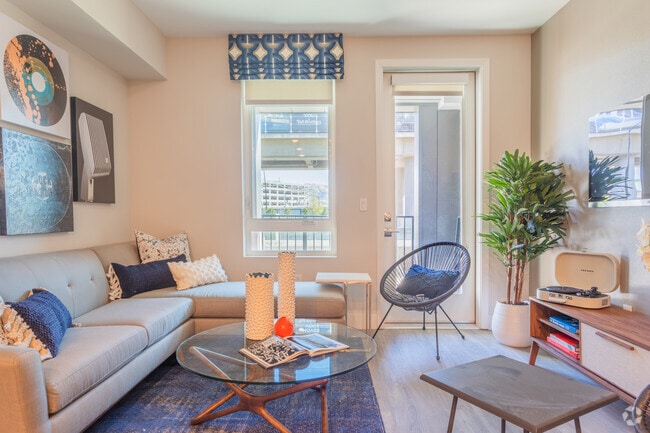 1BR, 1BA - 736 SF
