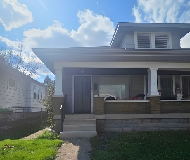 Building Photo - 810 N Bradley Ave