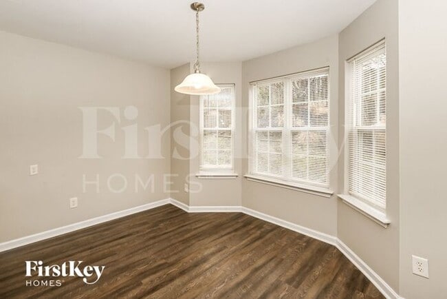 Photo - 128 Madelia Pl