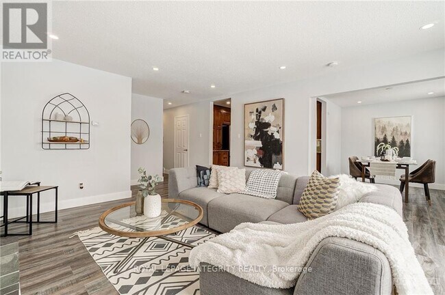 Photo - 2636 Hickson Crescent