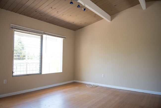 121 W Arrellaga St Unit 005
