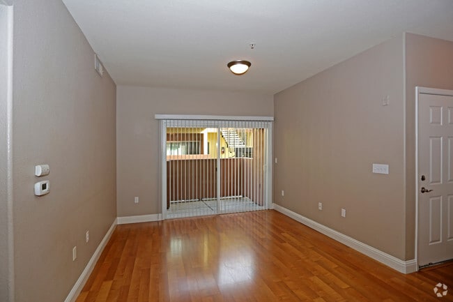 2BD, 2BA (HW FL) - 975 SF